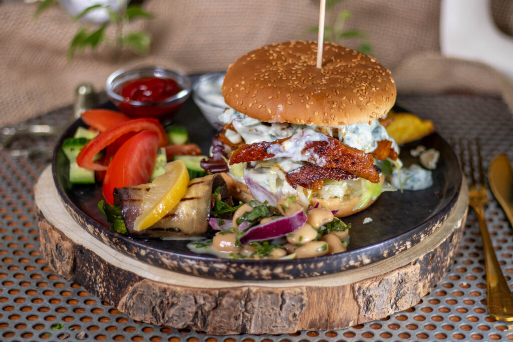Gyrosburger! Köstliches, veganes, hausgemachtes Seitangyros, eingebettet in ein fluffiges Burger Bun, mit Krautsalat, Tzatziki und Veta.