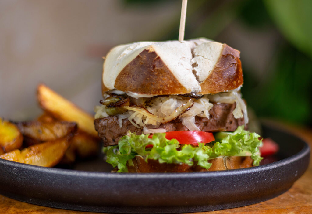 Veganer Kasselerburger, schmeckt sehr lecker mit Wedges und Salat.