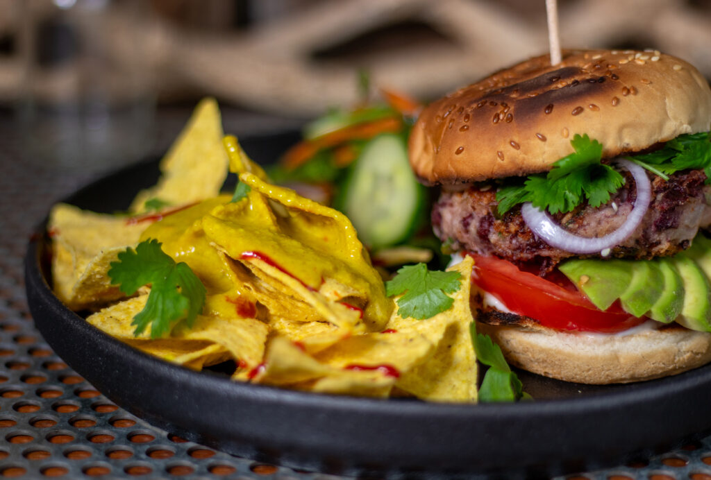 Tortilla Chips mit Keese Sauce und Salat als Beilage zu Bean Burgern