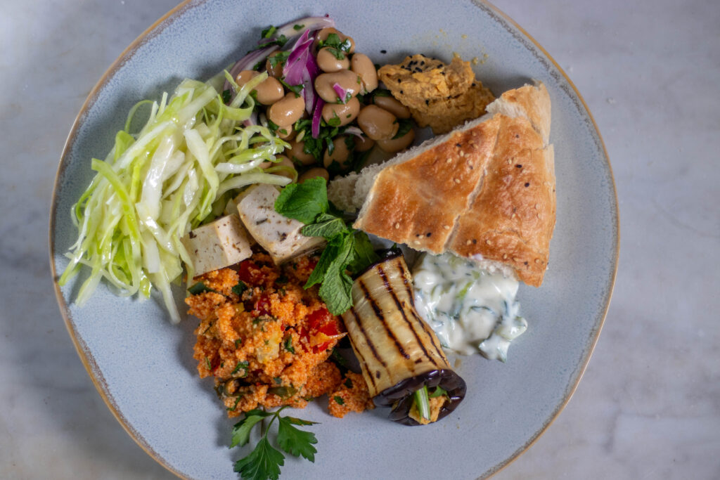 Mezze auf den Teller aufgefüllt