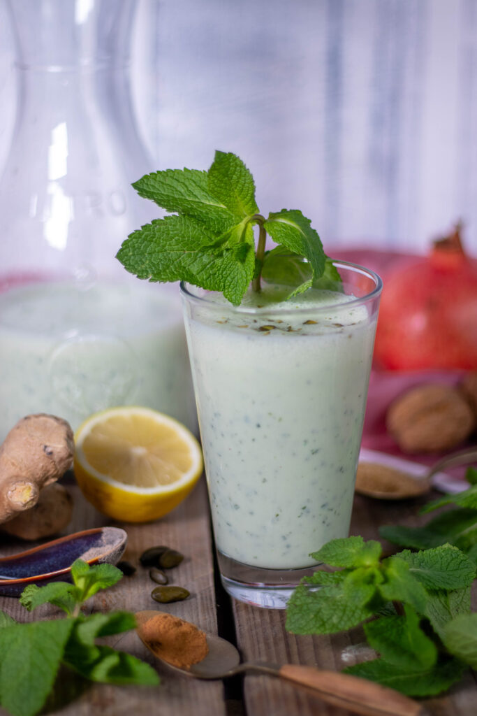 Selbstgemachter, veganer Minz Lassi