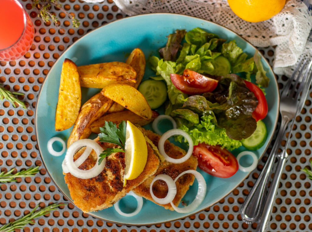 Vegane Saganaki – griechisch – mit selbstgemachtem Veta, Wedges und Salat