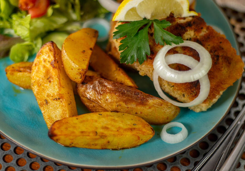 Wedges als Beilage zu Saganaki, griechischem, gebackenem Schafskäse. Hier vegan mit selbstgemachtem Veta.