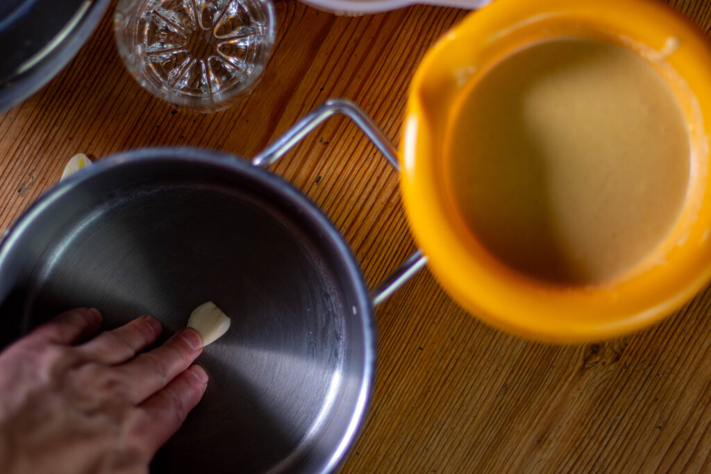 3. Den Fonduetopf mit einer frischen Knoblauchzehe einreiben.