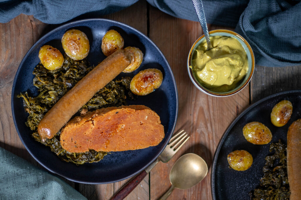 Vegane Pinkel, die beliebte norddeutsche Grützwurst rein pflanzlich! Hier als Bremer Grünkohl mit veganem Kasseler.