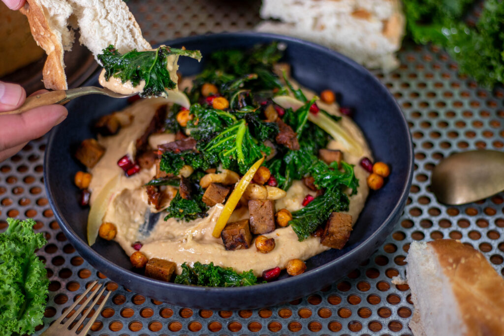 Chorizo-Grünkohl auf Weiße-Bohnen-Dip mit Salzzitrone