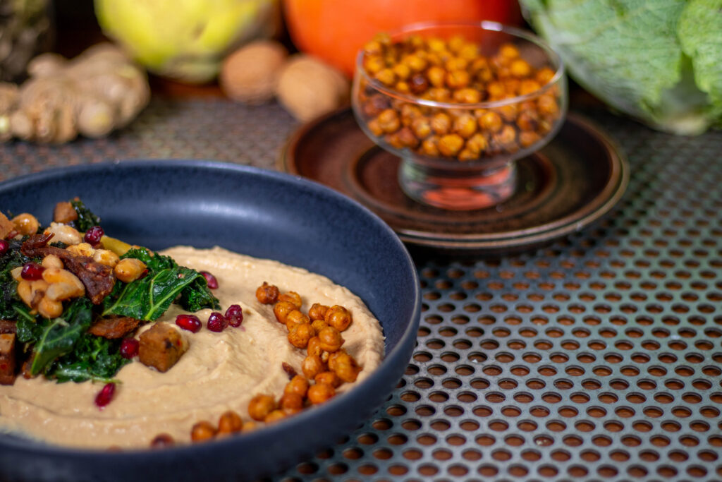 Saisonale Winterküche, rein pflanzlich mit Chorizo-Grünkohl auf cremigem Bohnendip. Hier noch mit extra gerösteten Kichererbsen.