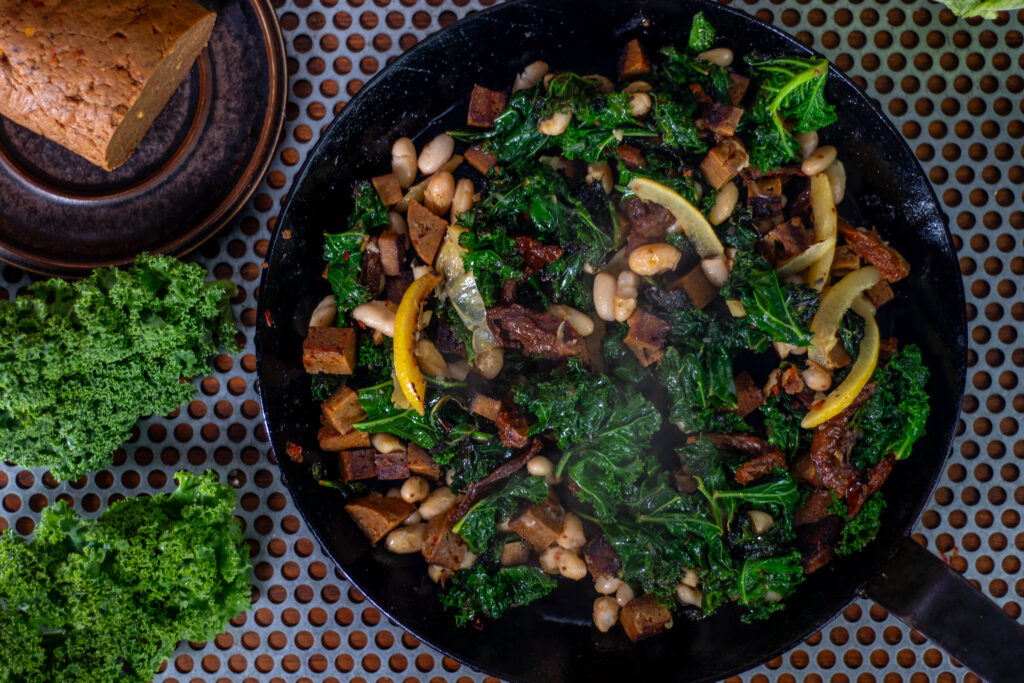 Der vegane Chorizo-Grünkohl wird in der Pfanne gebraten.
