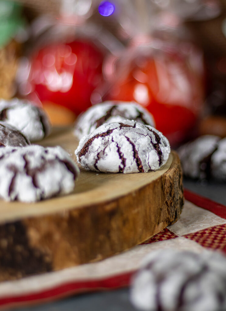 Hier ist mein einfaches Rezept für vegane Schokoladen-Crinkle Cookies.