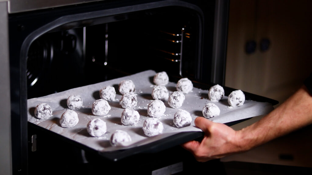 7. Bei 175° auf mittlerer Schiene für 10 bis 12 Minuten backen.