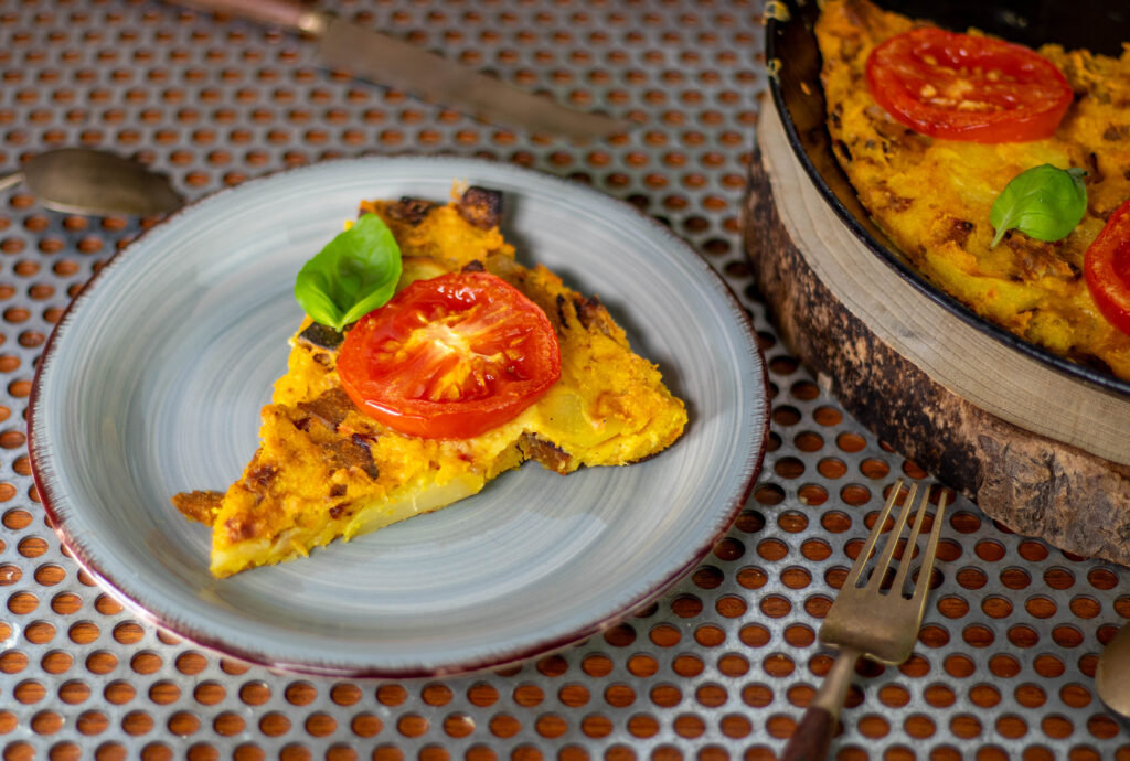 Italiensche Frittata kann warm und kalt serviert werden.