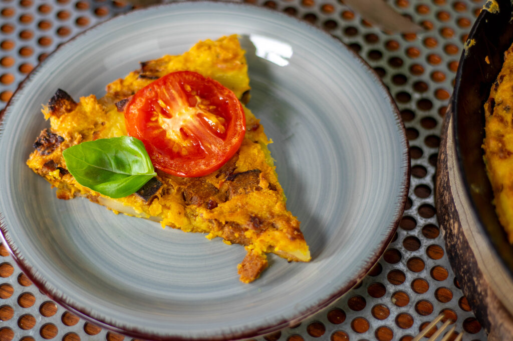 Vegane Frittata mit Chorizo mit selbstgemachtem 'Ei' und 'Vurst'