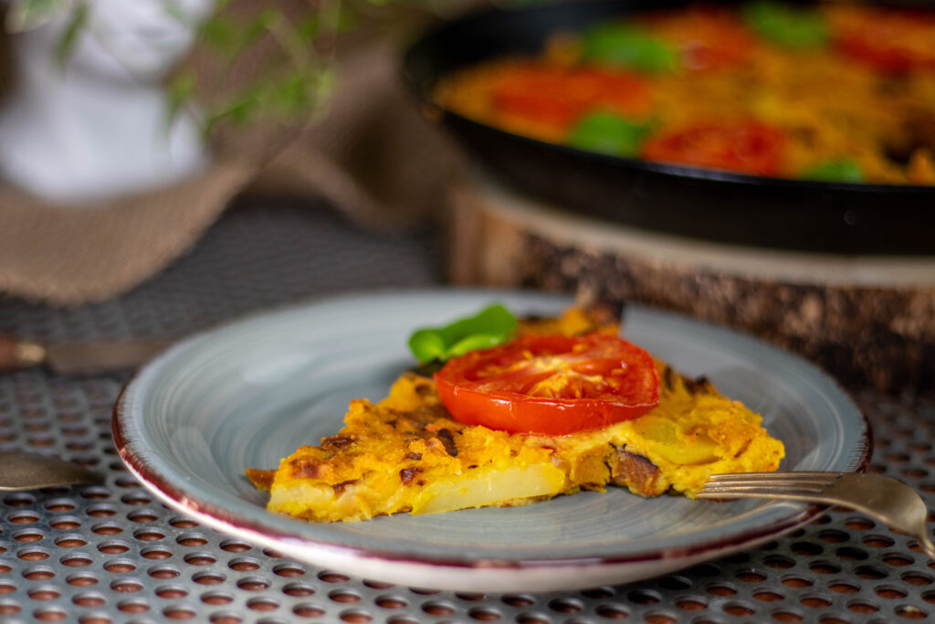 Vegane Frittata mit Chorizo! Rein pflanzlich mit selbstgemachtem, veganen Rührei und Seitanchorizo.