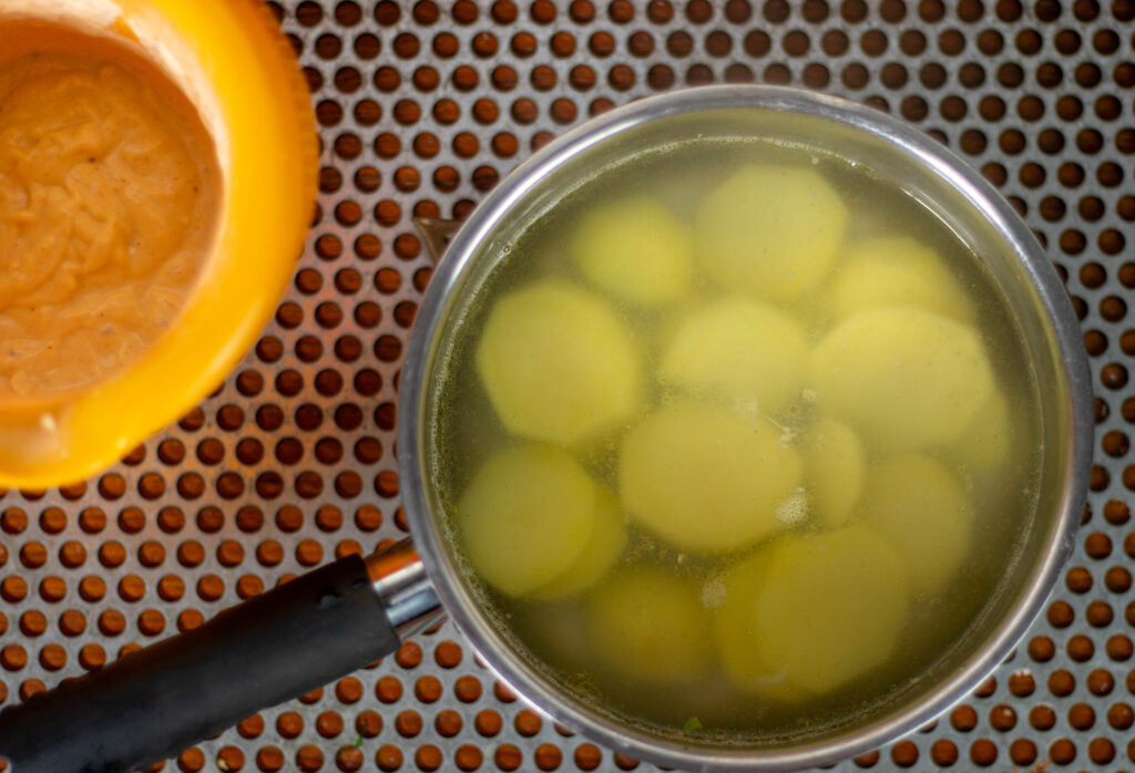 3. Vorgaren der Kartoffeln für die Frittata.