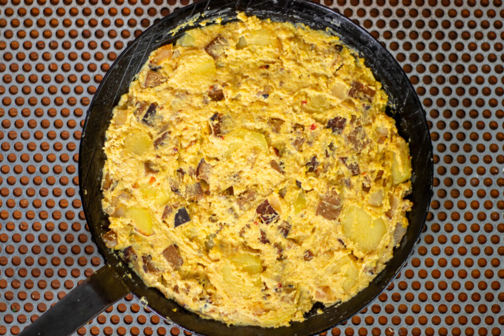 6. Das Vorbraten ist geschafft, nun wird die Masse glatt gestrichen und die Vegane Frittata mit Chorizo kommt in den Ofen.
