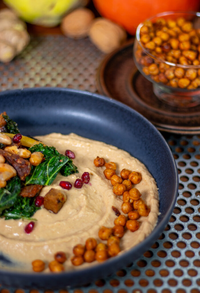 Geröstete Kichererbsen als Topping für meinen Chorizo-Grünkohl auf Weiße-Bohnen-Dip mit Salzzitrone