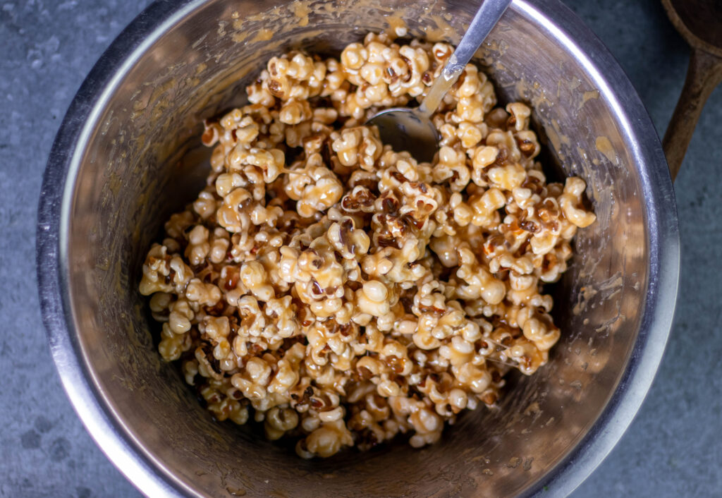 3. Das heiße Karamell mit dem POpcorn verrühren.