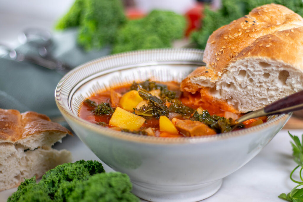 Grünkohleintopf mit weißen Bohnen, Chorizo und Kartoffeln, vegan