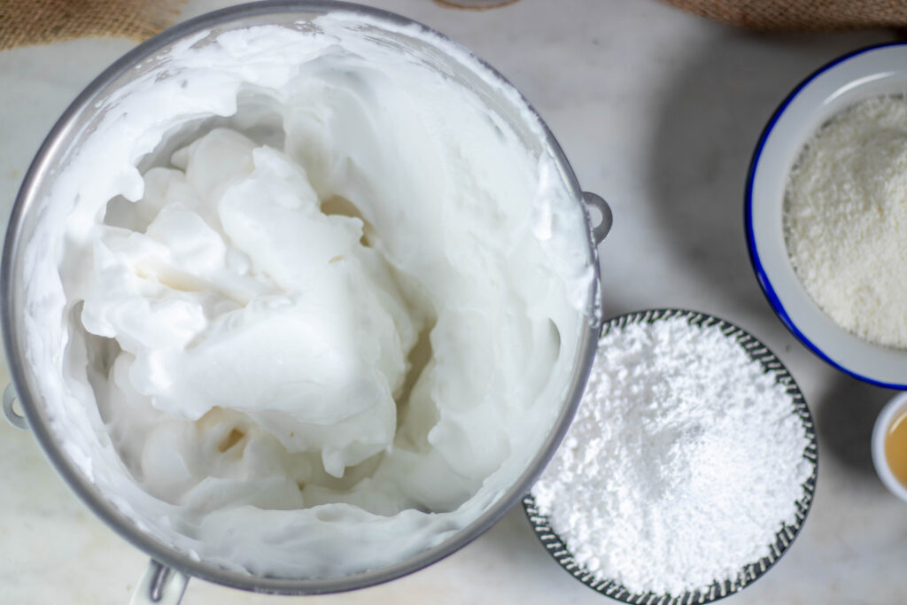 2. Das Aquafaba zu veganem Eischnee aufgeschlagen.