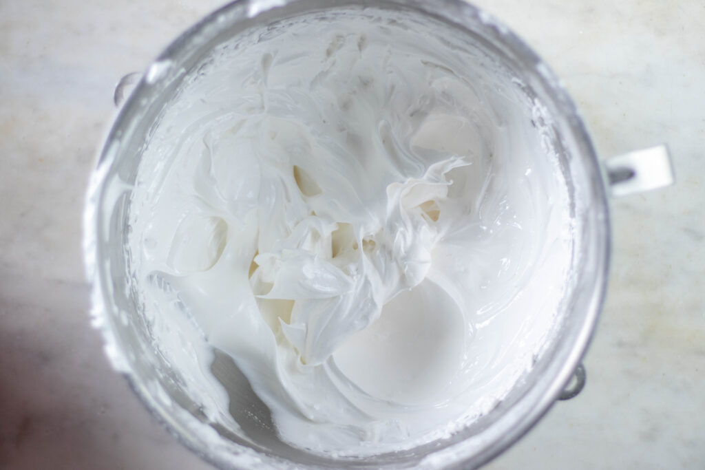 3. Der vegane Eischnee wird mit dem Puderzucker zu einer Zuckercreme geschlagen.