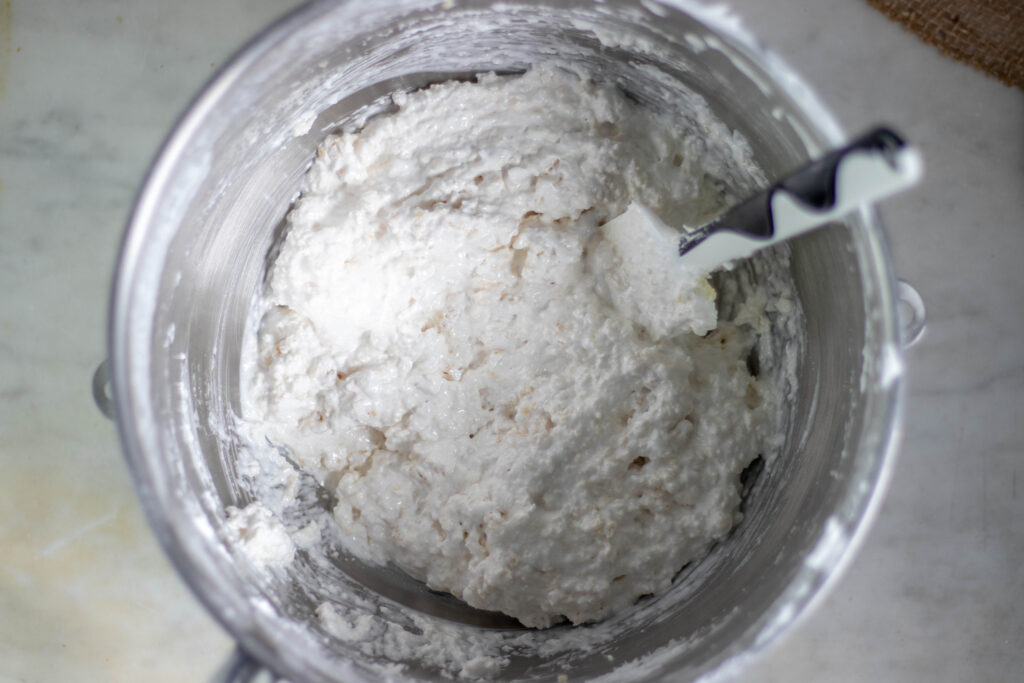 5. Die KOkosmasse wird unter den Zuckerschaum gehoben.