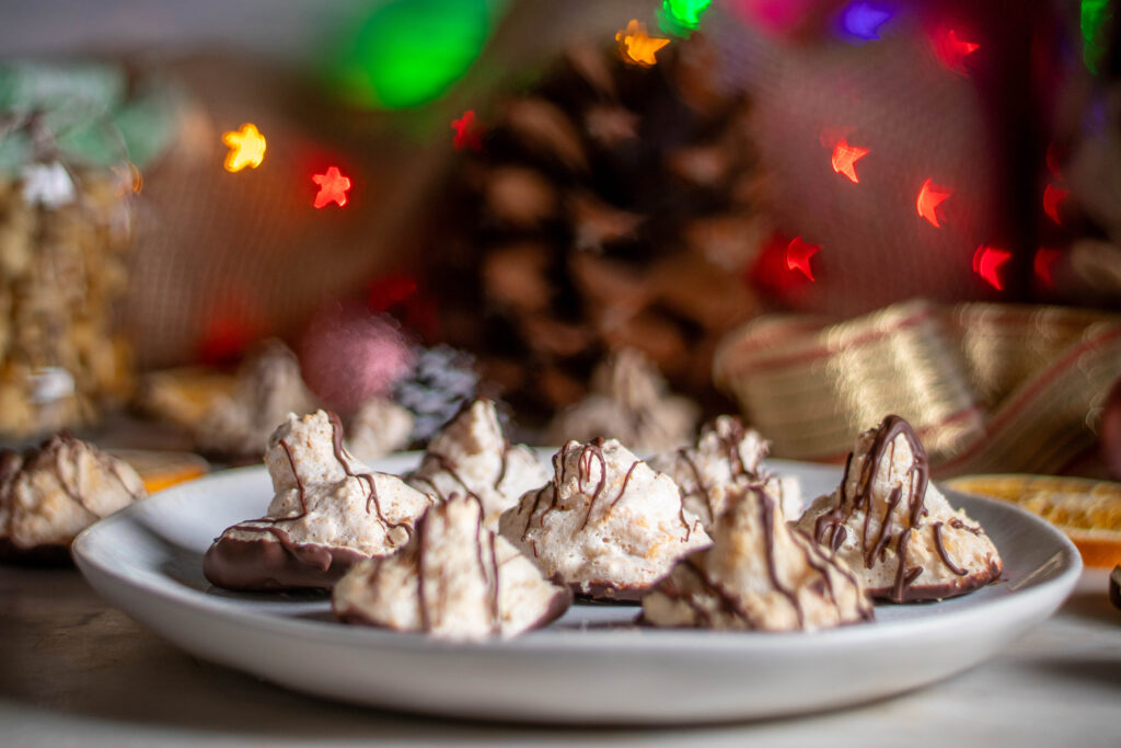 Bestens geeignet für die Weihnachtsbäckerei ist mein köstliches Rezept für vegane Kokosmakronen.