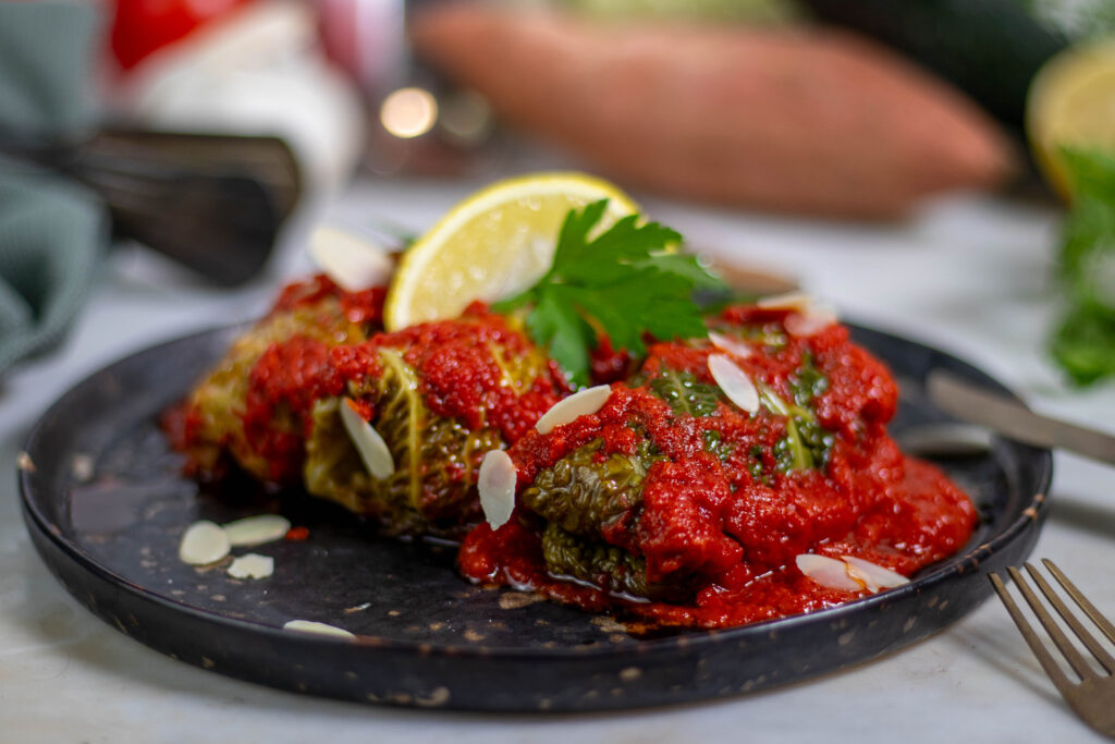 Mediterrane Wirsingrouladen, vegan mit Chorizofüllung
