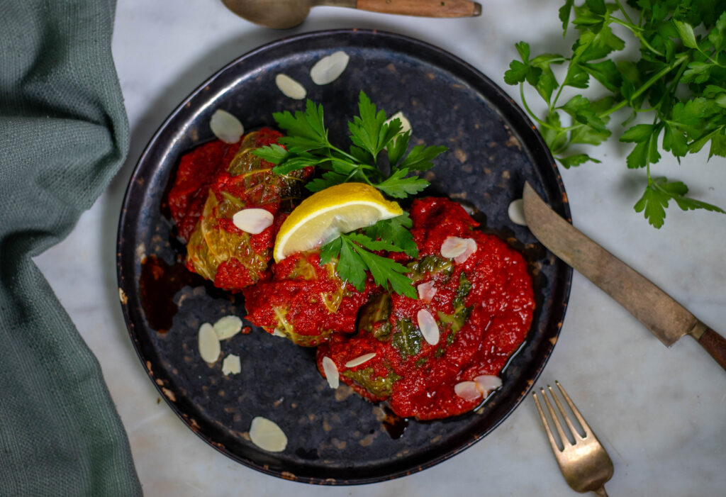Mediterrane Wirsingrouladen mit selbstgemachter, veganer Chorizo in der Füllung.