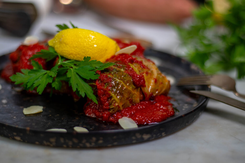 Würzige, mediterrane Wirsingrouladen mit deftiger, veganer Chorizo-Reis-Füllung.