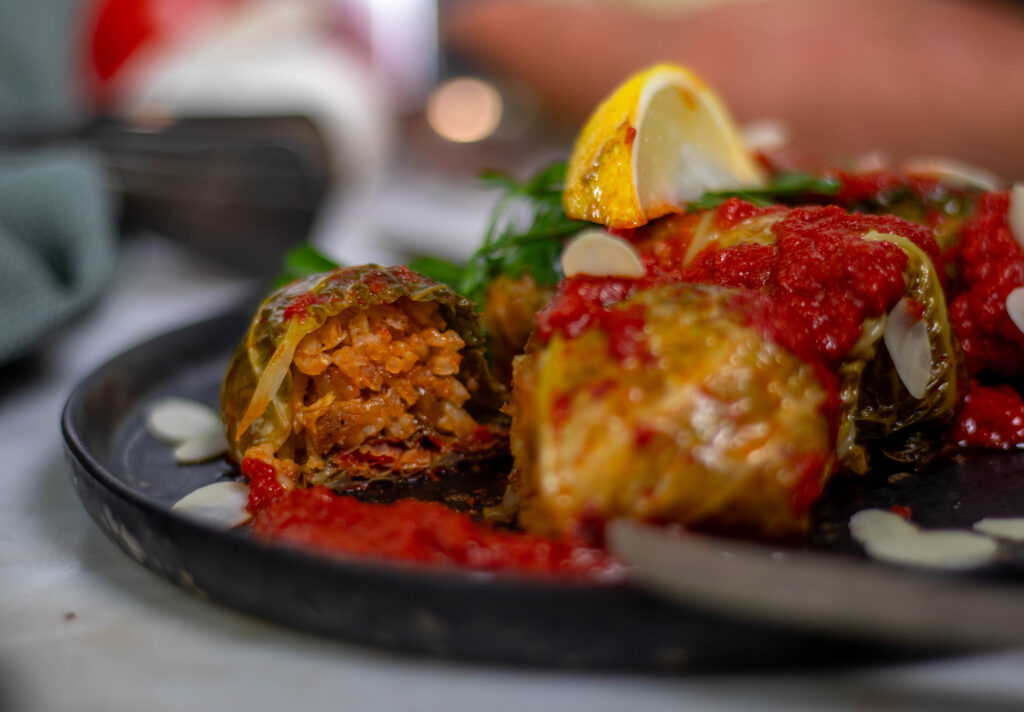 Würzige, mediterrane Wirsingrouladen mit deftiger, veganer Chorizo-Reis-Füllung.