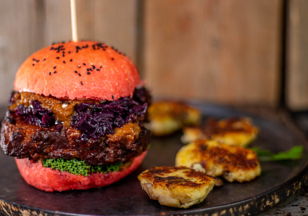 Vegane Pilzknödel, angebraten in Scheiben, als Beilage zu einem Weihnachtsburger