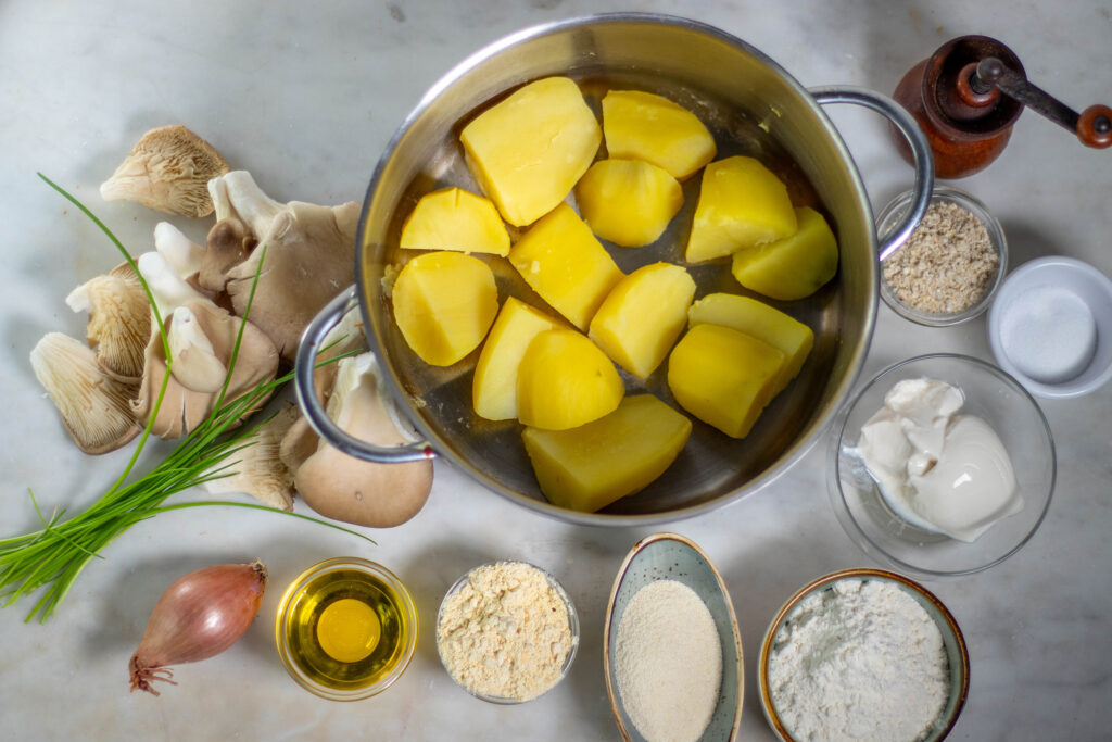 1. Alle Zutaten für die veganen Pilzknödel