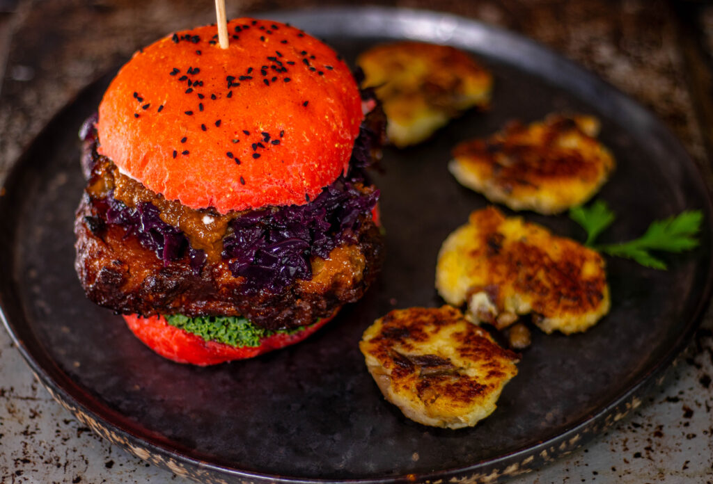 Weihnachtsburger mit einem Bratenpatty und meinen Red Burger Buns