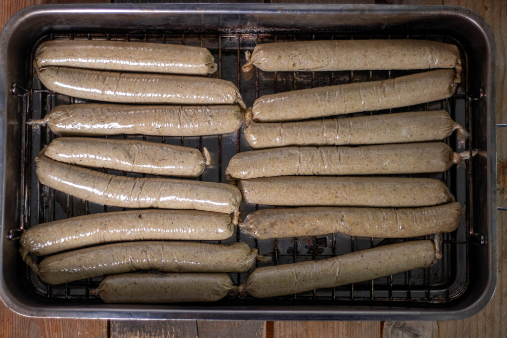 Vegane Pinkel, hier liegen sie noch etwas eng im Räucherofen. Sie dürfen sich nicht berühren.