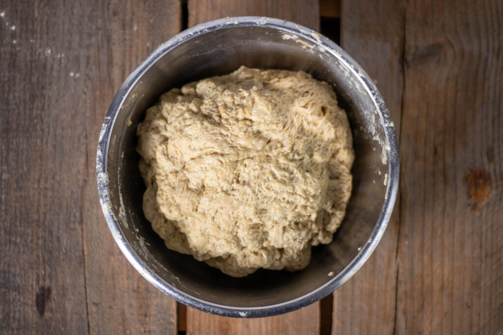 Der rohe Seitan für den Fleischanteil in den Pinkelwürsten.