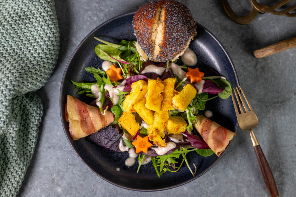 Veganer Eierstich ist auch sehr lecker angebraten als Salttopping. HIer zusammen mit meinem veganen Räucherschinken.