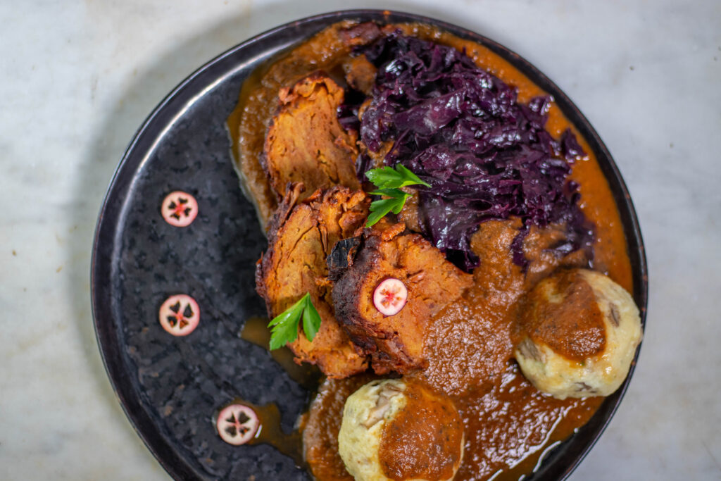 Veganer Sauerbraten mit Pilzknoedeln, Apfelrotkohl und Bratensauce