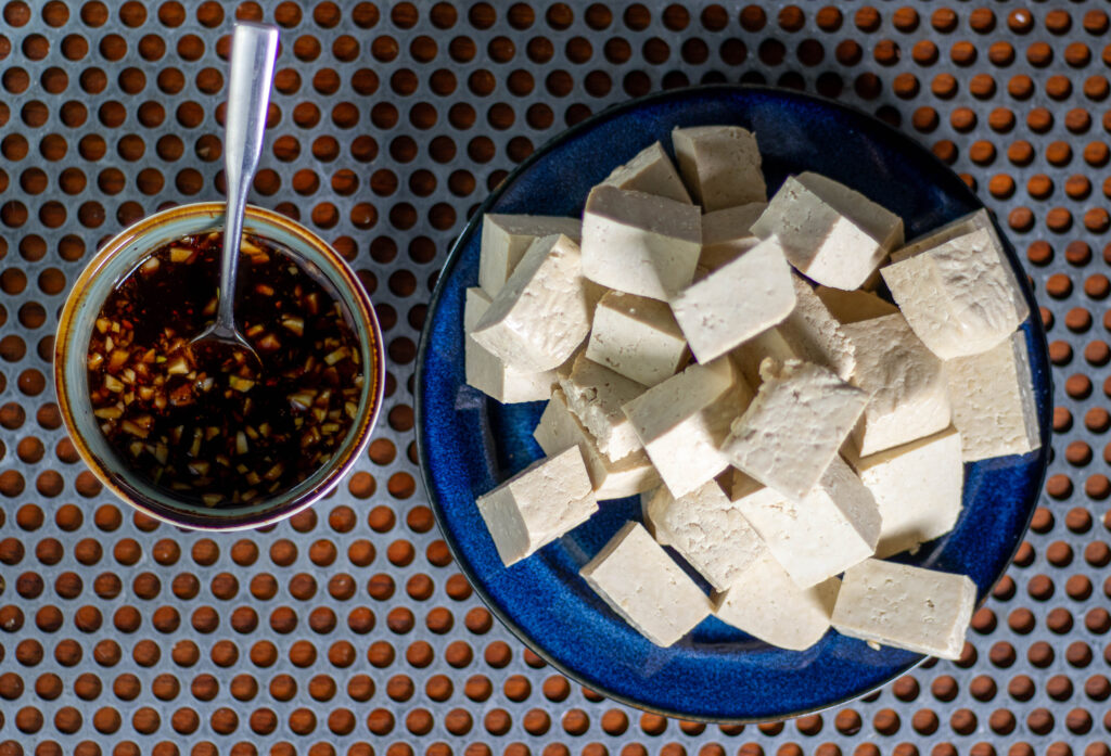 2. Der Tofu ist gewürfelt und die Marinade angerührt.