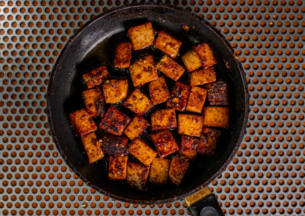 4. Asiatischer Knoblauch-Tofu in der Pfanne gebraten.