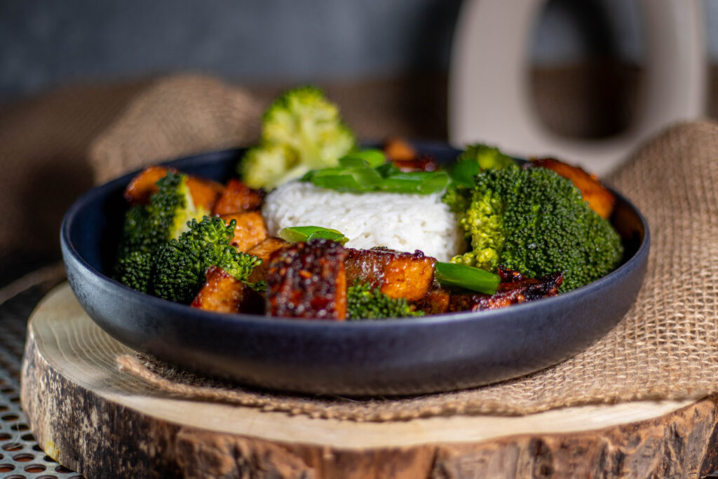 Die Knoblauch-Hoisinsauce in welcher der Tofu angebraten wird hat ein unvergleichliches, tiefes, asiatisches Aroma voller Umami.