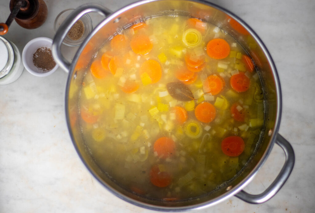Der EIntopf muss jetzt in Ruhe einkochen.