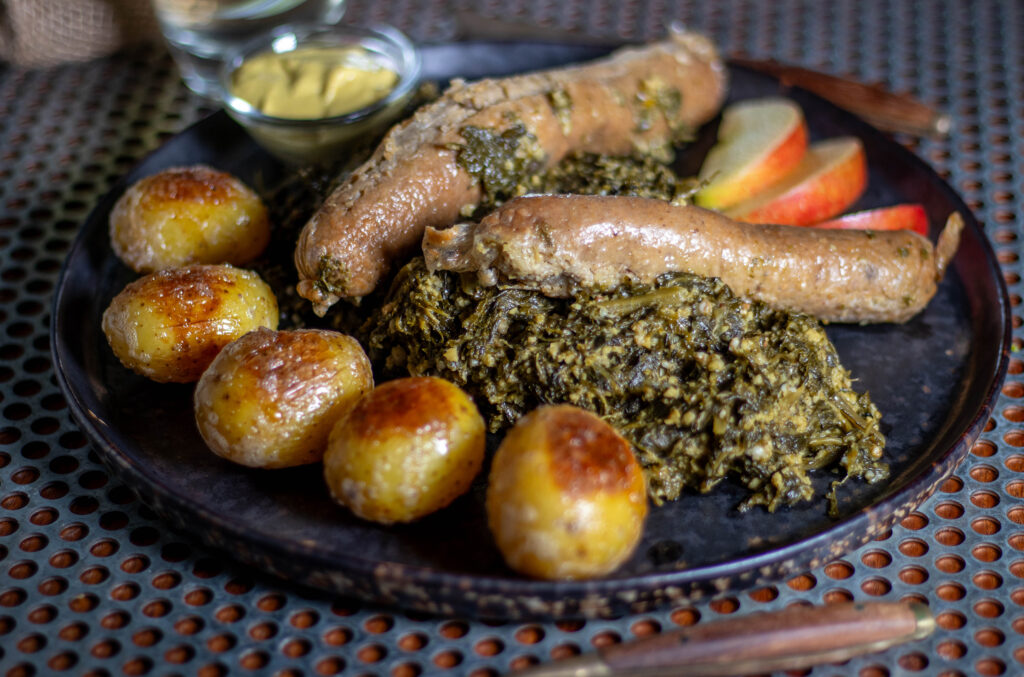 Klassischer norddeutscher Grünkohl mit Grütze, vegan.