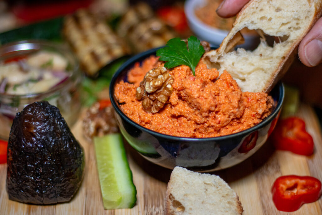 Muhammara, ein Walnuss-Paprika-Dip aus der Levante Küche