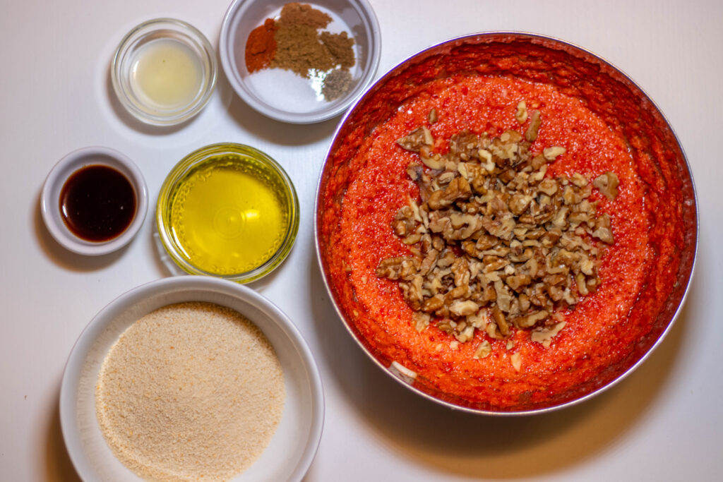 2. Zuerst Paprika, Knoblauch und Chili pürieren. Dann die Walnüsse einpürieren.