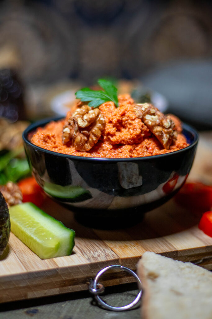 Etwas Fladenbrot oder ein knuspriges Brötchen und meine Muhammara dazu und schon hast Du den perfekten Snack!