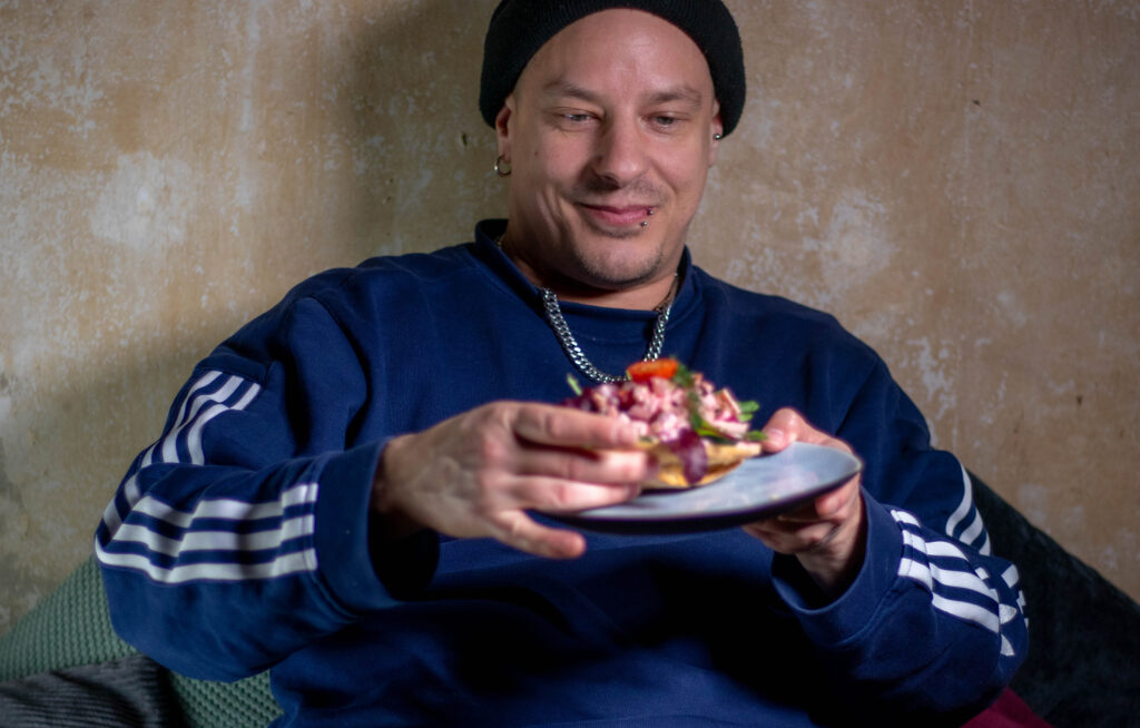Sean Moxie isst Nordseesalat, seinen veganen Heringssalat.