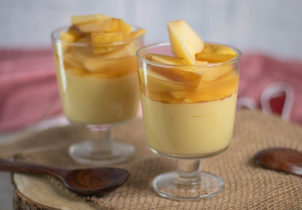 Eingekochte, heimische Quitten auf Vanillepudding