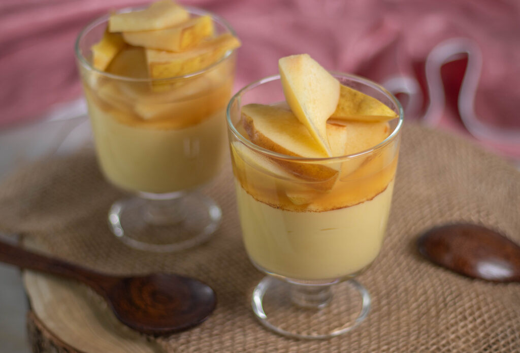 Eingekochte Quitten auf Vanillepudding