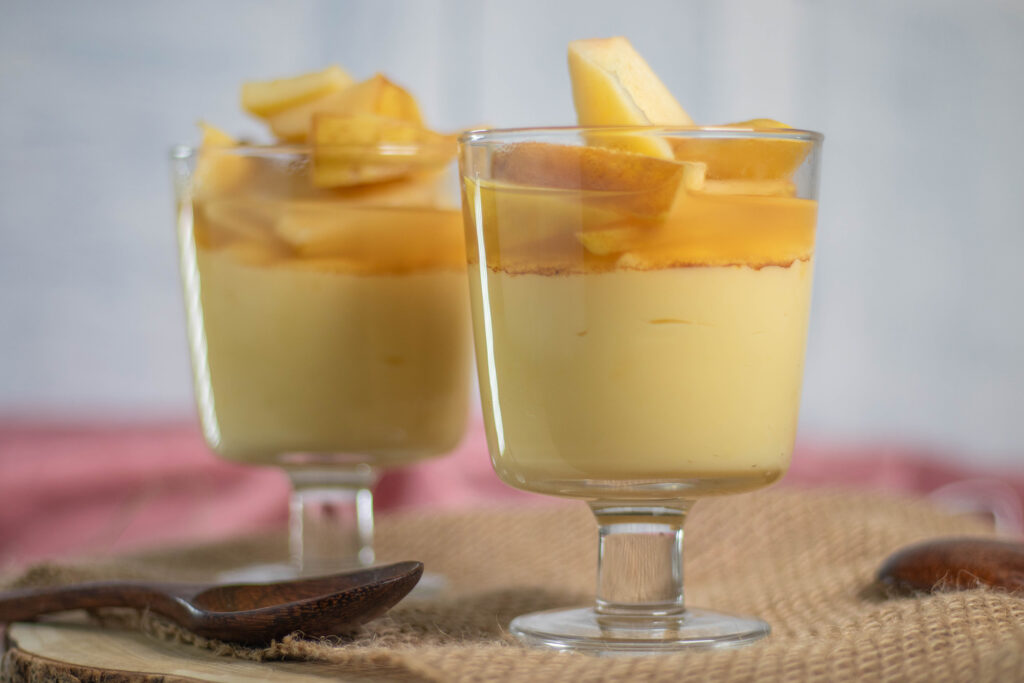 Dieses Rezept für eingekochte Quitten auf Vanillepudding ist ein besonders einfaches, aber dennoch besonderes Dessert.