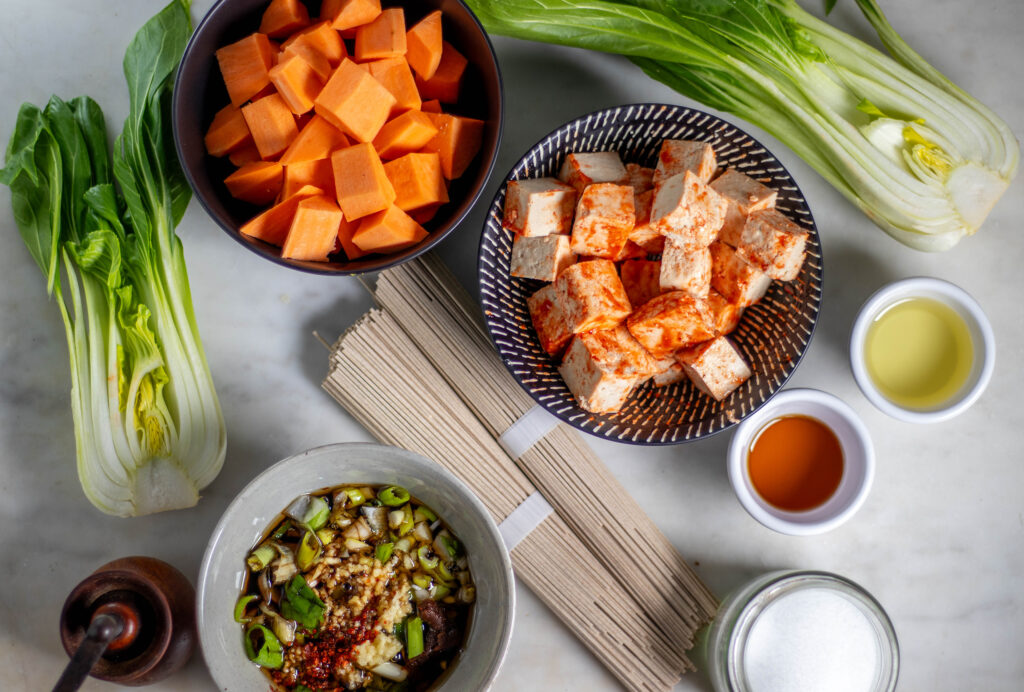 3. Die zugeschnitten Zutaten, die Soba Soße, der Tofu ist in Chilisauce eingelegt